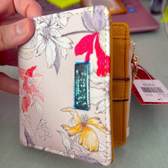 Carlos by Carlos Santana NWT Cream and Red Wallet with Floral Design - Picture 3 of 3